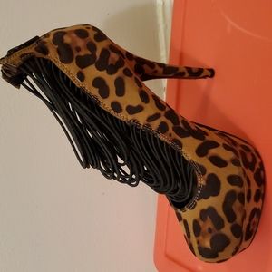Sexy leopard worn 1 shoe